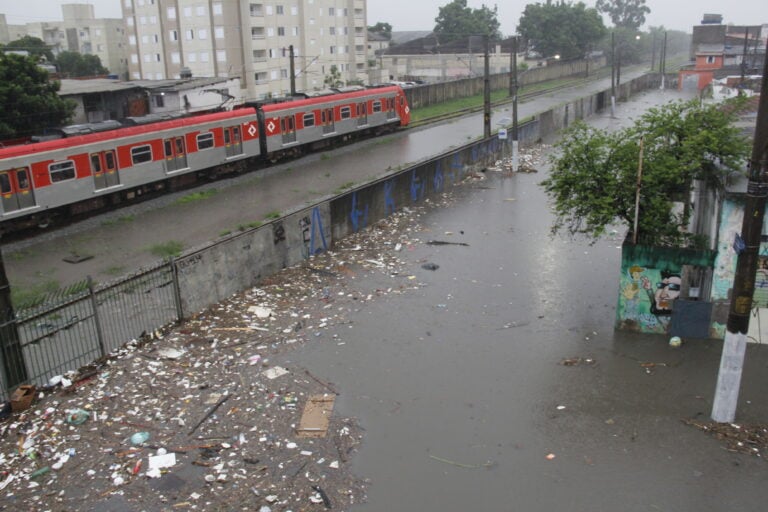 Durante a chuva, ruas próximas à Estação Jd. Helena ficaram alagadas, dificultando a circulação de veículos e pedestres na tarde desta terça-feira | Foto: Cristiano M Silva/Código 19/Folhapress