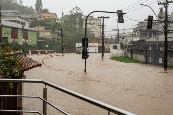 Rio Quitandinha transborda durante chuva intensa na manha desta quarta-feira (17), em Petropolis (RJ) } Foto: DAVI CORREA/Agencia Enquadrar/Folhapress