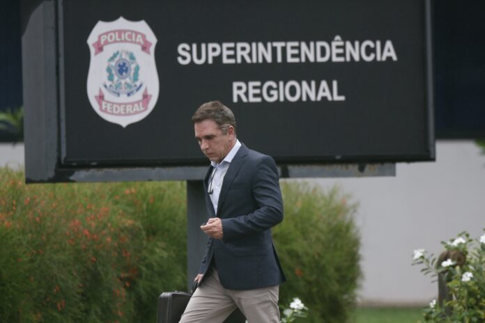 O cardiologista Brasil Ramos Caiado, médico da equipe do ex-presidente Jair Bolsonaro, deixa a Superintendência da Polícia Federal, onde o ex-presidente está preso, em Brasília | Foto: Pedro Ladeira/Folhapress