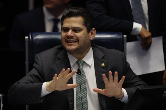 O presidente do Senado, Davi Alcolumbre (União Brasil-AP), preside a votação do projeto de dosimetria das penas dos presos do 8 de Janeiro | Foto: Pedro Ladeira/Folhapress