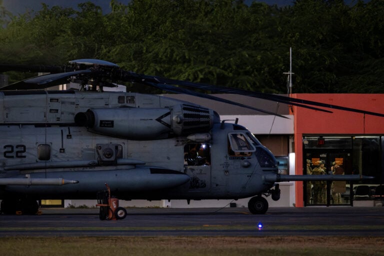 Um helicóptero CH-53E Super Stallion do Corpo de Fuzileiros Navais dos EUA está estacionado na pista do Aeroporto Internacional Mercedita em Ponce, em meio a movimentações militares em curso em Porto Rico, em 17 de dezembro de 2025 | REUTERS/Eva Marie Uzcategui ORG