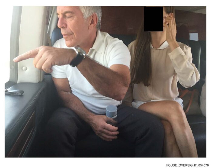 Foto com mensagem específica, publicada pelos Democratas do Comitê de Supervisão da Câmara da Baixa (Oversight Dems), que mostra Jeffrey Epstein (i) com uma mulher não identificada em um avião | EFE/ Oversight Dems