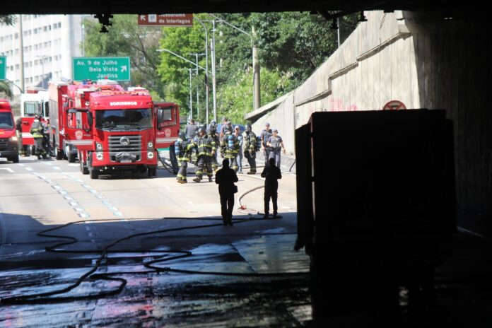Um caminhão pegou fogo, dentro do Túnel do Anhangabaú, no centro de São Paulo, na manhã desta segunda-feira (22), interditando o corredor Norte-Sul } Foto: Willian Moreira/Ato Press/Folhapress