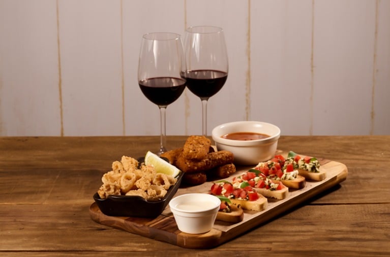 Abbraccio convida o público a celebrar o melhor do fim de ano com a campanha “Fine Anno – O abraço que seu grupo merece”