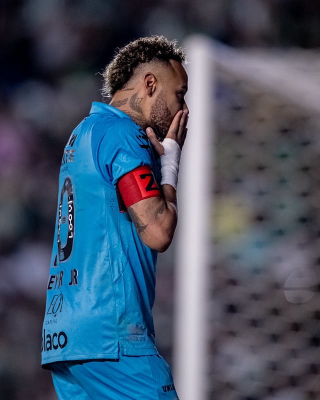 Neymar marca três e afasta Santos da zona de rebaixamento do Brasileiro