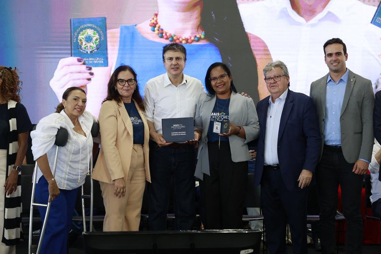 Na cerimônia, realizada no Centro de Convenções de João Pessoa, foram entregues simbolicamente 1.360 carteiras docentes e 100 vouchers