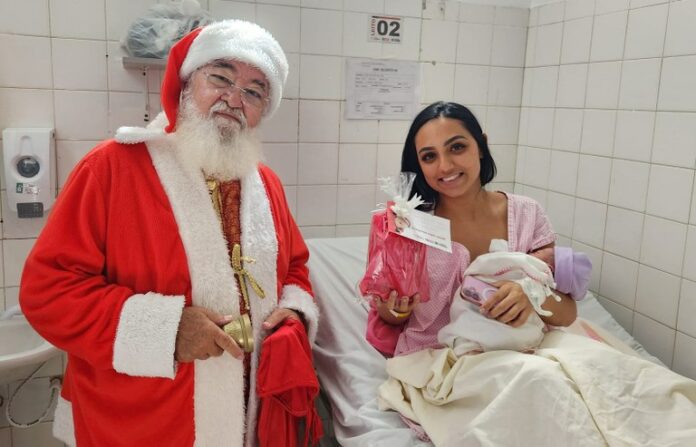 Papai Noel visita Hospital Edson Ramalho e leva clima de Natal à maternidade