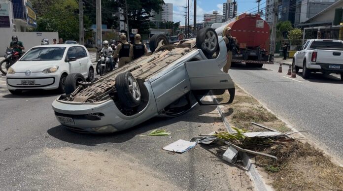 Carro capota após colisão com caminhão de combustível nos Bancários