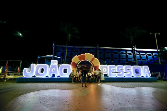 Secretaria de Turismo distribui adesivos para veículos de moradores no entorno do Busto de Tamandaré