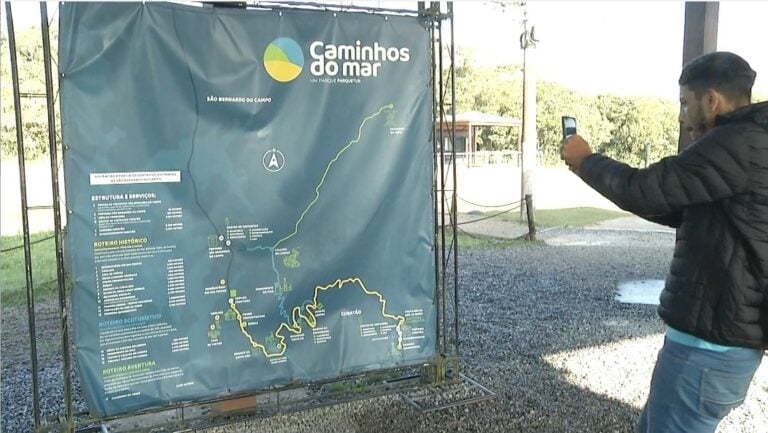 Professores de escola de São Vicente fazem trilha formativa no Parque Caminhos do Mar