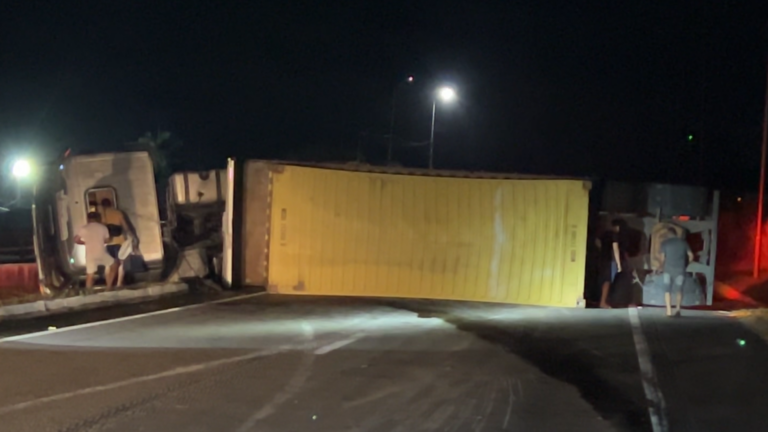 O acidente deixou a pista completamente bloqueada, interrompendo o tráfego de veículos na via no fim da noite