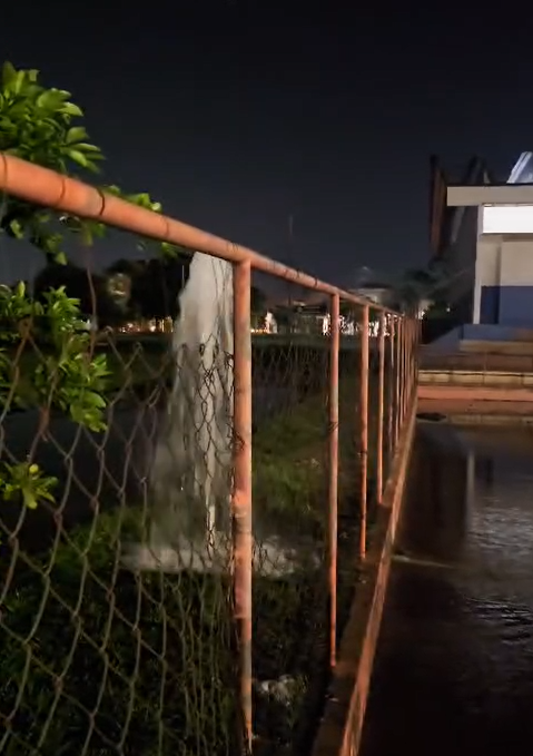 Tentativa de furto de hidrômetro causa grande vazamento de água em ginásio de Americana