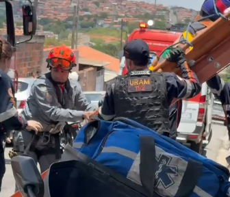 VÍDEO: Idoso de 70 anos fica ferido após cair de telhado em Bragança Paulista