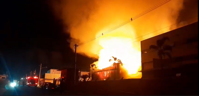 Incêndio de grandes proporções destrói fábrica de tapetes para pets em Monte Mor