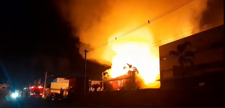 Incêndio de grandes proporções destrói fábrica de tapetes para pets em Monte Mor