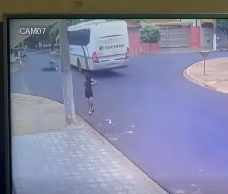 VÍDEO: Motociclista de 36 anos morre em acidente envolvendo ônibus na região