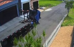Cabine de caminhão se solta, passageiro cai e é atropelado pelo próprio veículo