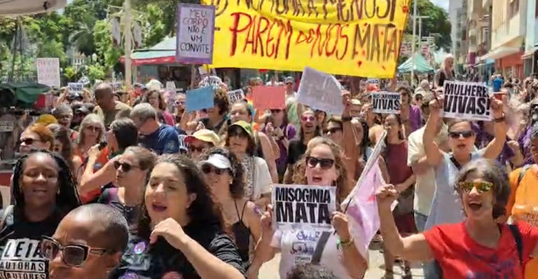 Mulheres marcham no Calçadão em ato de combate à violência