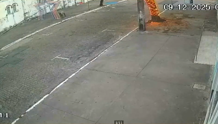 Nas imagens, é possível vê-lo puxando os cabos com força até provocar um pequeno curto-circuito, que não o atinge. Em seguida, o suspeito deixa o local carregando a fiação