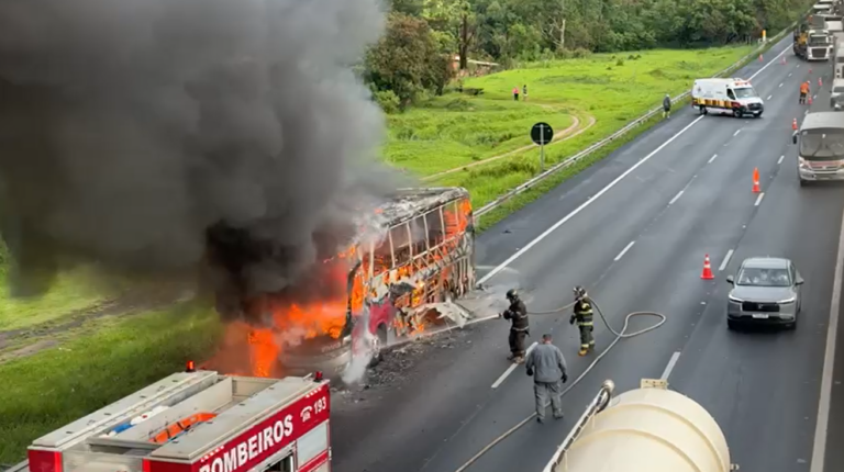 Ônibus fretado pega fogo na Bandeirantes e gera congestionamento