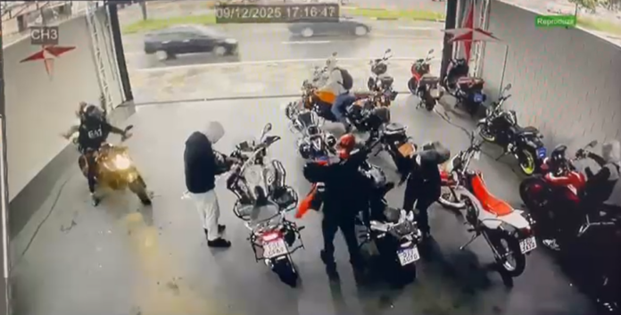 Quadrilha rende funcionários e roubam cinco motos de alta cilindrada