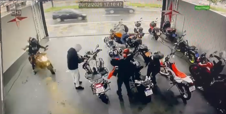Quadrilha rende funcionários e roubam cinco motos de alta cilindrada