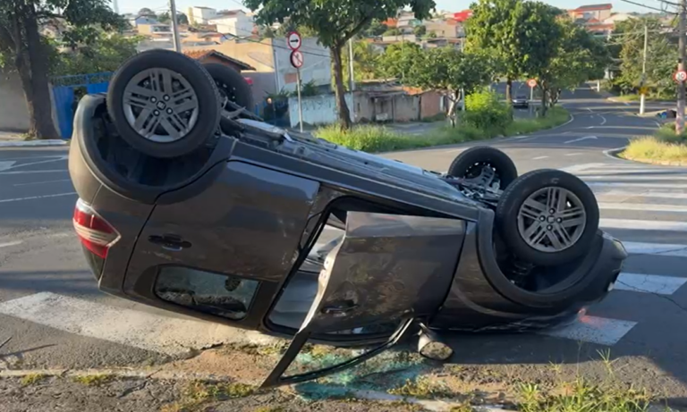 Carro capota e deixa feridos em via movimentada de Campinas