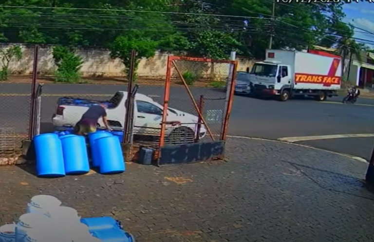 VÍDEO: Motociclista fica ferido em acidente envolvendo quatro veículos na Avenida Brasil
