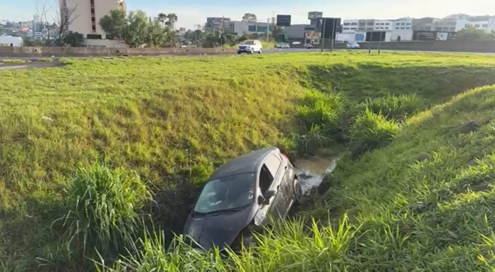 Motorista perde o controle e carro termina dentro de córrego em Campinas