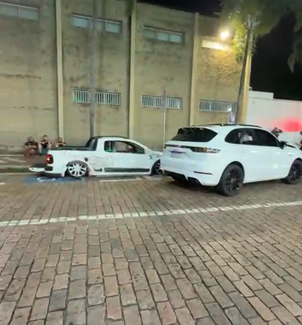 Porsche de R$ 700 mil bate em três carros estacionados no Cambuí, em Campinas