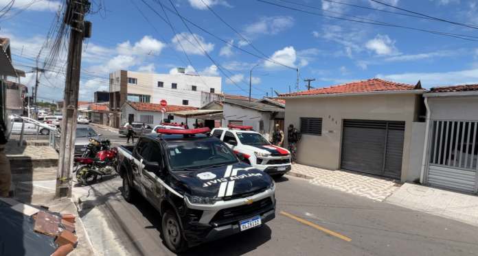 Segundo a polícia, a ocorrência teve início após informações sobre disparos de arma de fogo nas proximidades do local