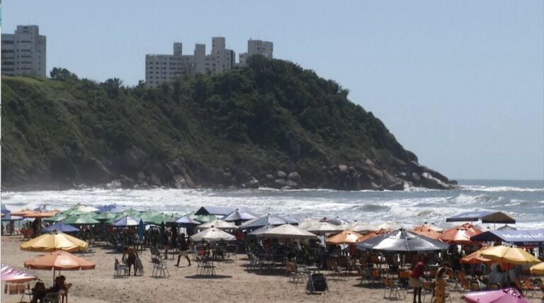 Praia do Tombo, no Guarujá, conquista selo Bandeira Azul pela 16ª vez consecutiva