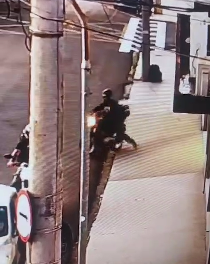 Homem leva dois tiros ao resistir a assalto de carro de luxo Homem leva dois tiros ao resistir a assalto de carro de luxo