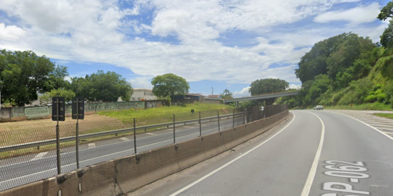 Engavetamento envolve ônibus, carros e caminhão na Via Dutra, em Aparecida