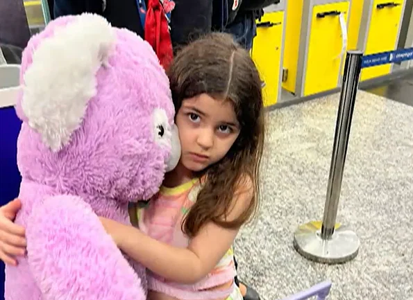 A situação envolvendo uma criança de 6 anos, um urso de pelúcia e uma companhia aérea ganhou repercussão nesta quarta-feira (17) após o relato de uma família que retornava ao Brasil depois de três anos morando na Argentina