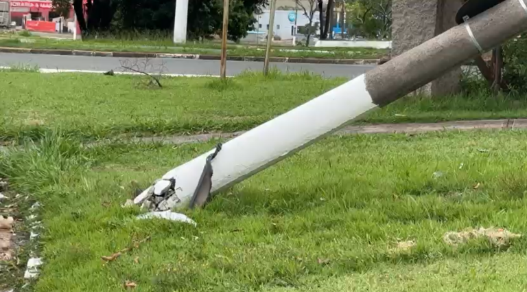 Carro desgovernado derruba poste de energia em avenida de Valinhos