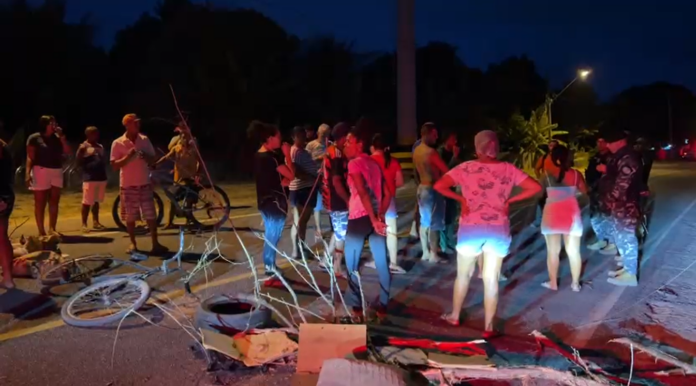 Moradores de Jacarapé interditam parcialmente a PB-008 em protesto por falta de água Moradores de Jacarapé interditam parcialmente a PB-008 em protesto por falta de água