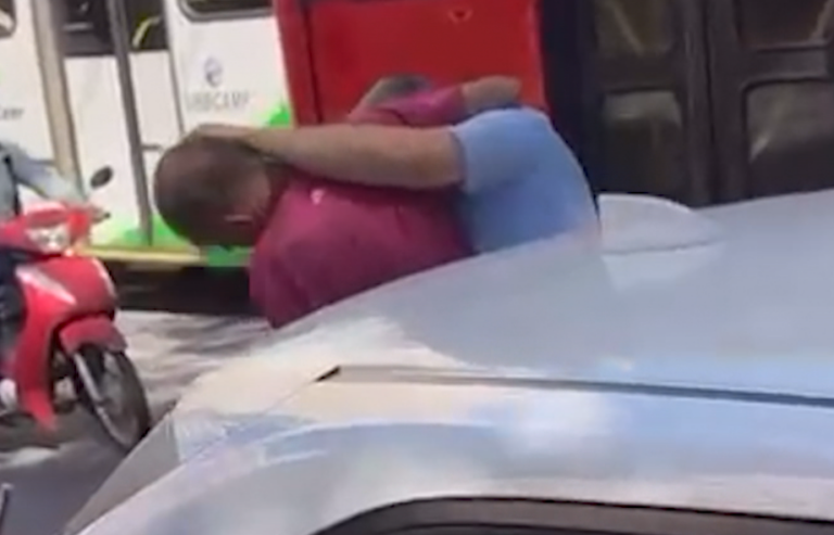 VÍDEO: motorista de ônibus agride pedestre em Campinas