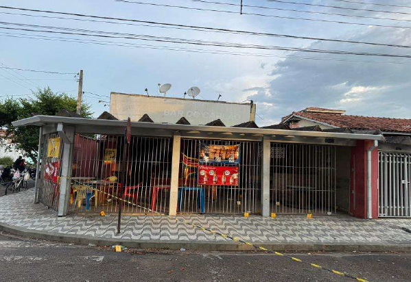 Jovem morre e outros dois rapazes ficam feridos após tiroteio em bar em Taubaté