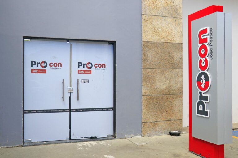 A orientação é baseada em legislações federal e estadual que regulam os serviços educacionais