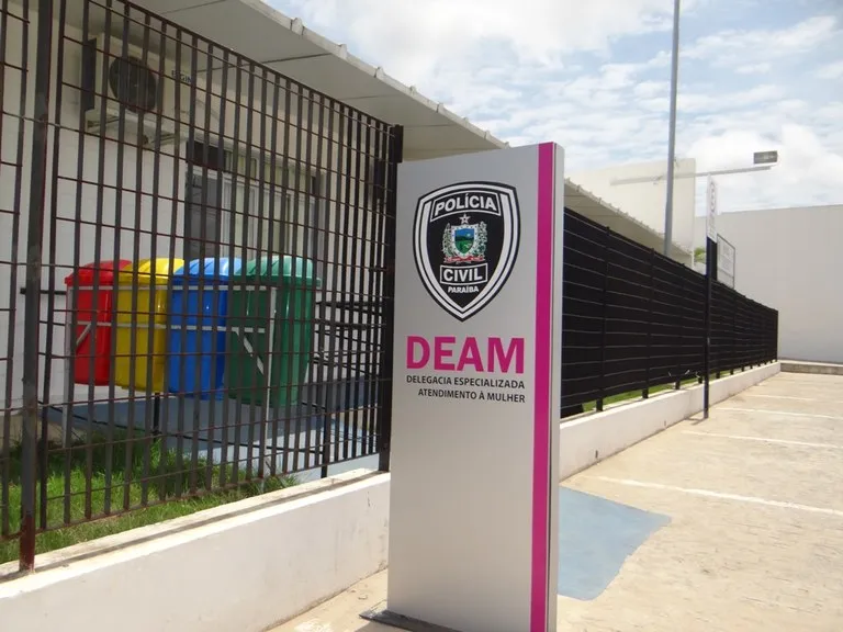 Raphaela deixou a casa do acusado e solicitou medida protetiva para garantir sua segurança. O caso segue sob segredo de justiça