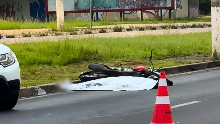 Motociclista de 38 anos morre ao perder controle e bater em poste na John Boyd Dunlop
