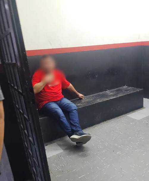 Taxista idoso é jogado do carro em movimento durante assalto