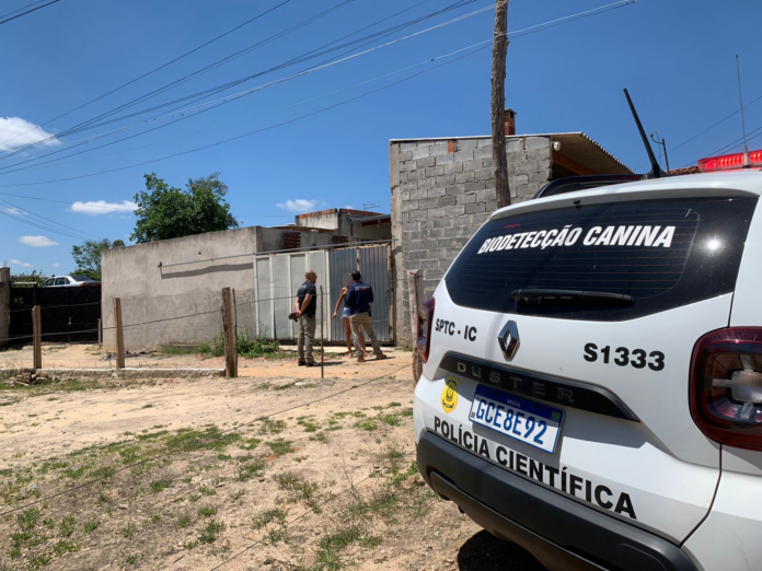 Polícia Civil faz perícia em casa onde homem morreu após ataque de cães em São José