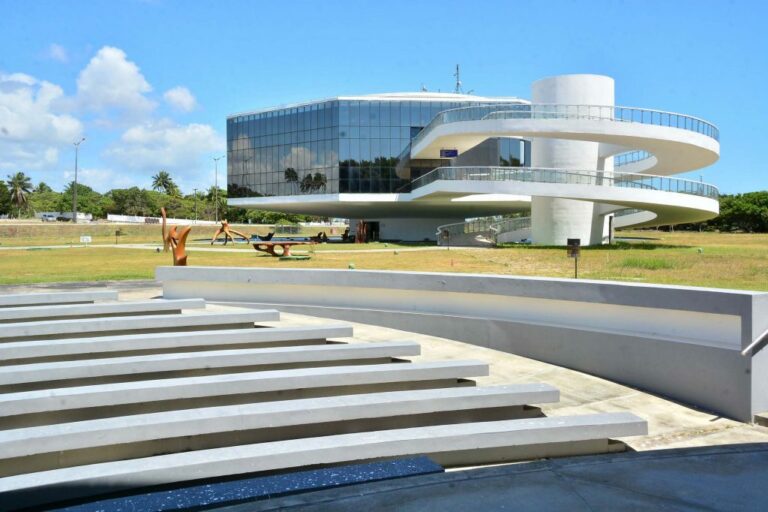 O evento reúne artistas brasileiros e estrangeiros e apresenta obras que destacam diferentes técnicas e abordagens da aquarela contemporânea