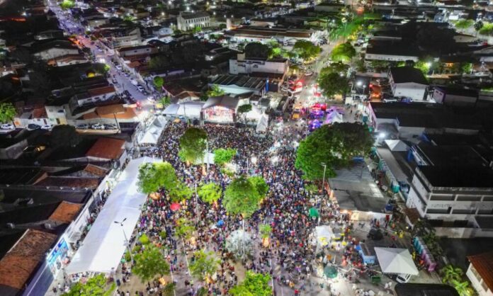 A exibição acontece logo após o programa do Ratinho, oferecendo ao público a chance de acompanhar de casa uma das apresentações mais esperadas da programação de aniversário da cidade