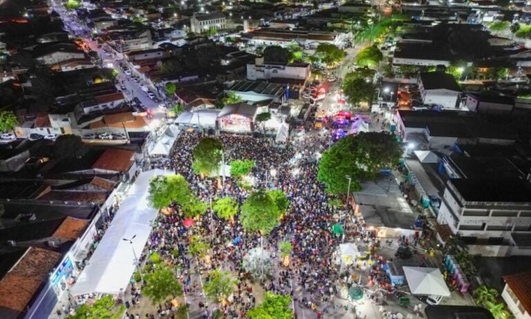 A exibição acontece logo após o programa do Ratinho, oferecendo ao público a chance de acompanhar de casa uma das apresentações mais esperadas da programação de aniversário da cidade