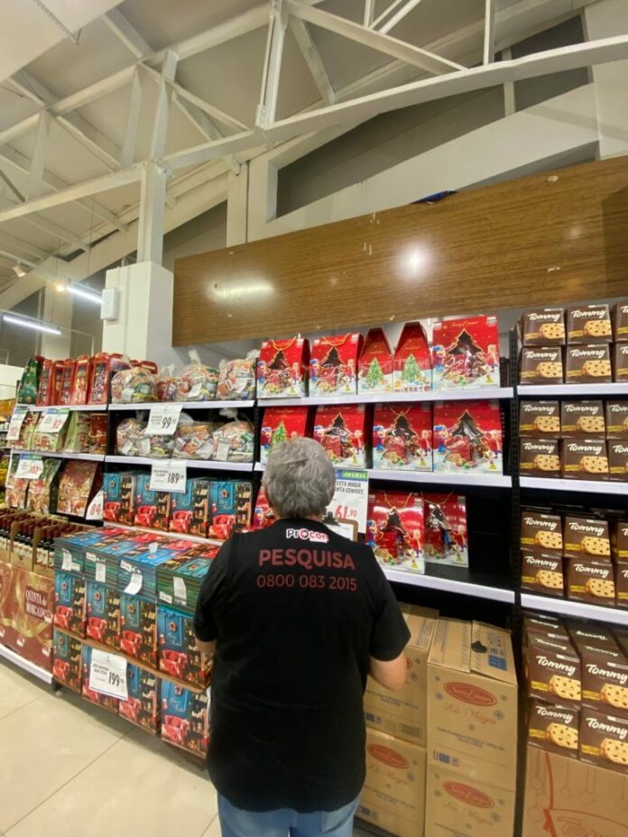 O menor preço identificado foi de R$ 59,90 em uma cesta com itens básicos, como panettone, arroz, açúcar, massas e biscoitos