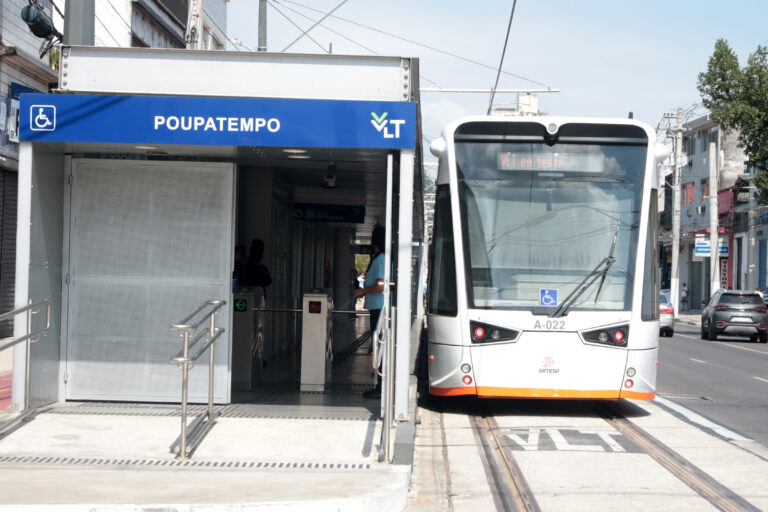 Nova linha do VLT em Santos passa a cobrar tarifa a partir desta terça-feira (16)