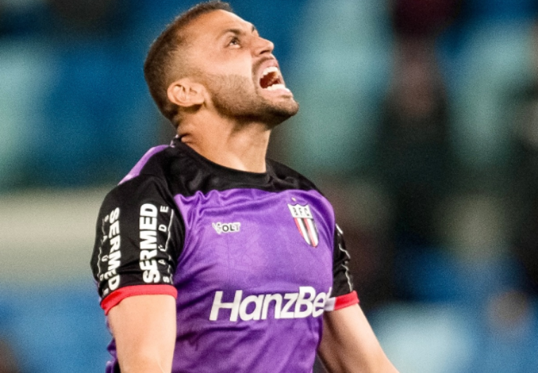 Botafogo renova com goleiro e atacante